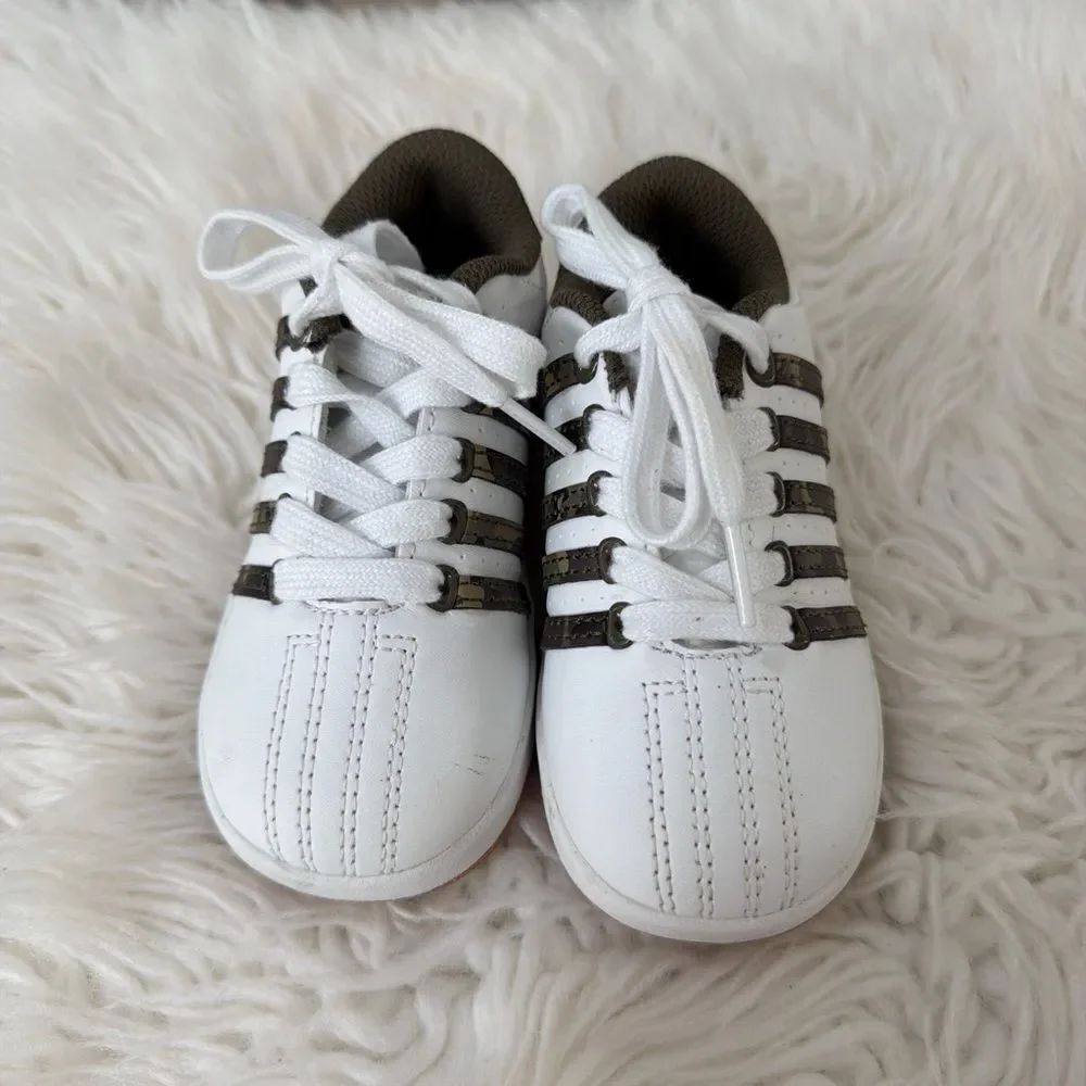K-Swiss White and Green Toddler Sneakers with Triple Side Stripes Size 7.5